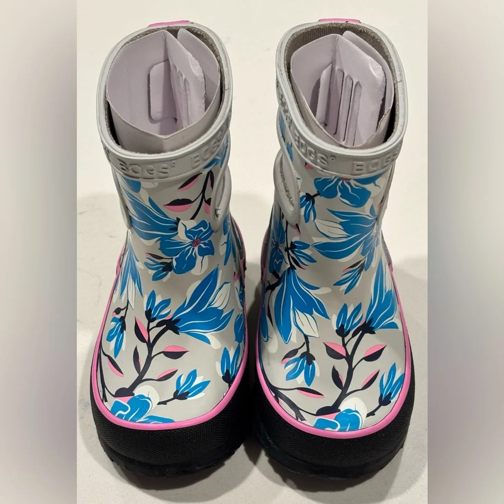 NWOT Bogs Kids Size 4 US / 20 Euro Skipper Magnolia Rain Boots Oyster Color